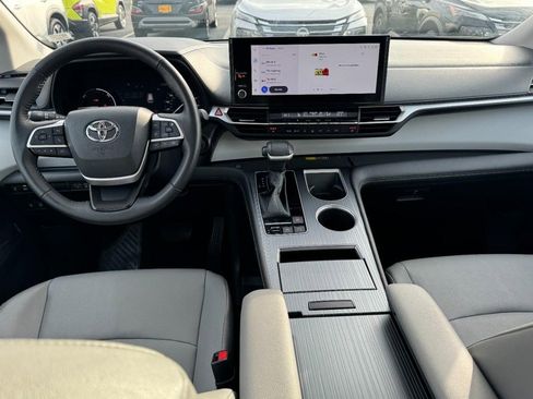 Used 2025 Toyota Sienna XLE image 13