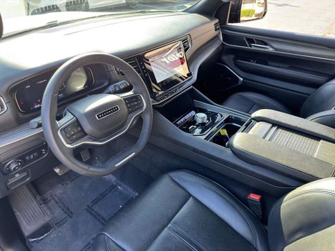 Used 2024 Jeep Wagoneer L Series II w/ Flexible Seating Group AWD/4WD image 21