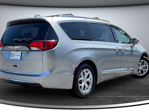 Used 2020 Chrysler Pacifica Touring-L w/ Tire & Wheel Group FWD image 5