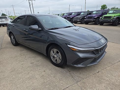Used 2025 Hyundai Elantra SE FWD image 15
