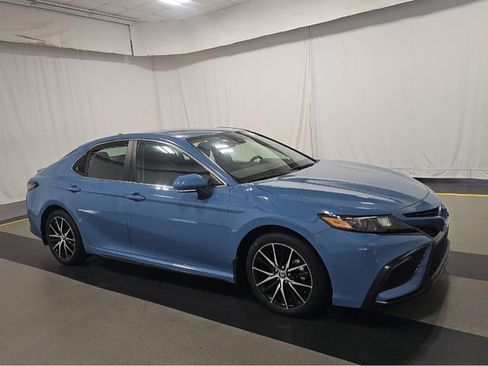 Used 2024 Toyota Camry SE image 2