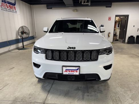 Used 2022 Jeep Grand Cherokee Laredo X image 2