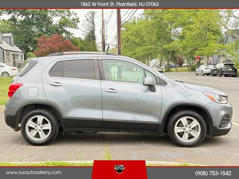 Used 2019 Chevrolet Trax LT w/ LT Convenience Package FWD image 8