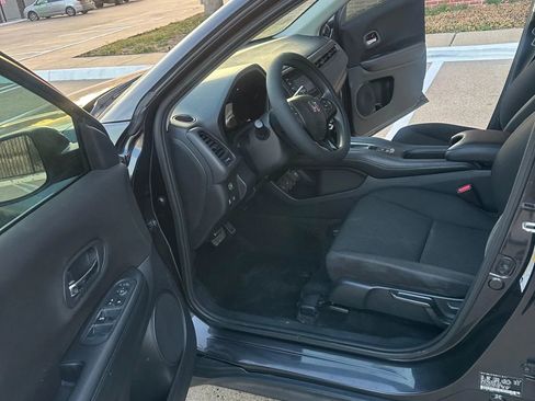 Used 2018 Honda HR-V LX image 6