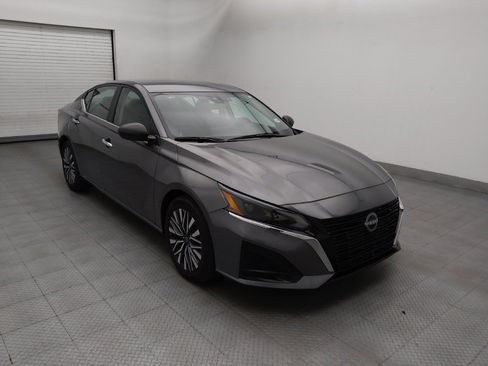 Used 2025 Nissan Altima 2.5 SV FWD image 13