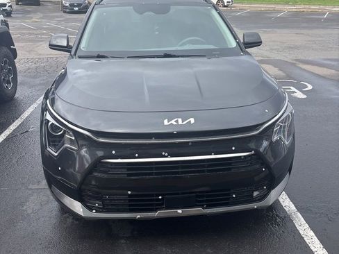 Used 2024 Kia Niro EX Touring image 4