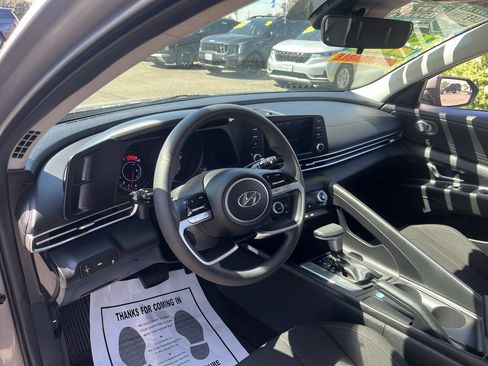 Used 2023 Hyundai Elantra SEL FWD image 9