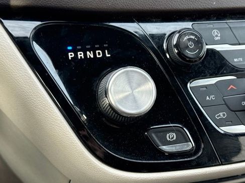 Used 2018 Chrysler Pacifica Touring-L image 23