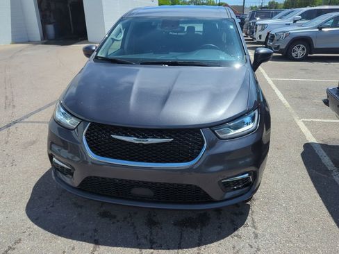 Used 2023 Chrysler Pacifica Touring-L FWD image 2