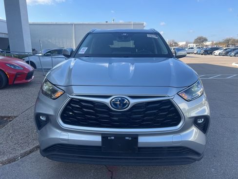Used 2023 Toyota Highlander XLE image 2