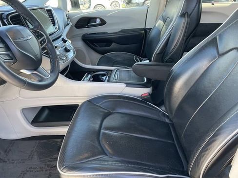 Used 2023 Chrysler Pacifica Limited FWD image 21