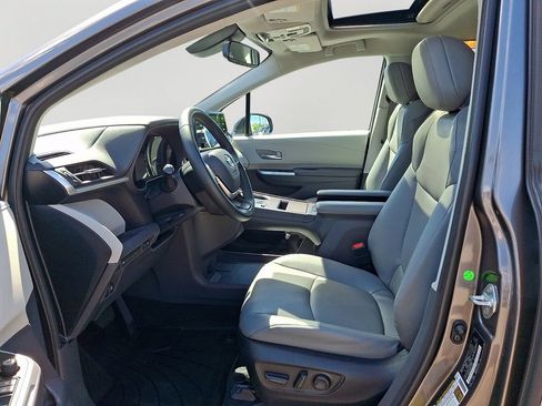 Used 2023 Toyota Sienna XLE FWD image 14
