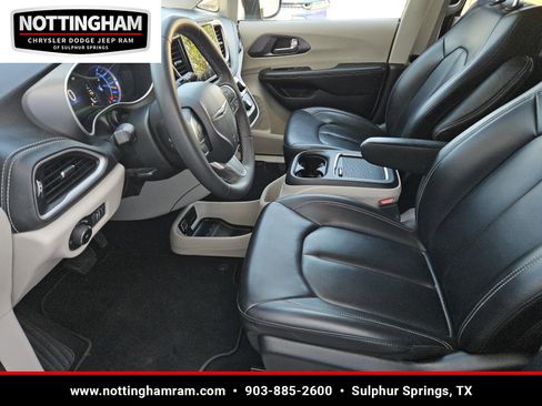 Used 2023 Chrysler Pacifica Touring-L image 21