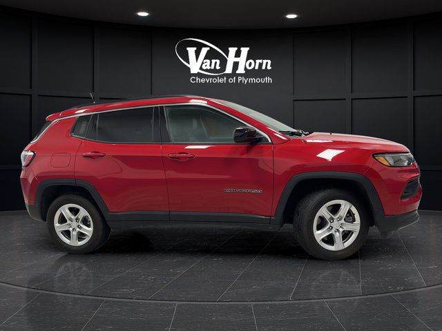 Used 2024 Jeep Compass Latitude AWD/4WD image 2
