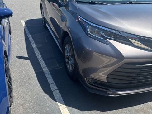 Used 2021 Toyota Sienna LE image 1