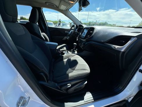 Used 2017 Jeep Cherokee Latitude w/ Cold Weather Group AWD/4WD image 27