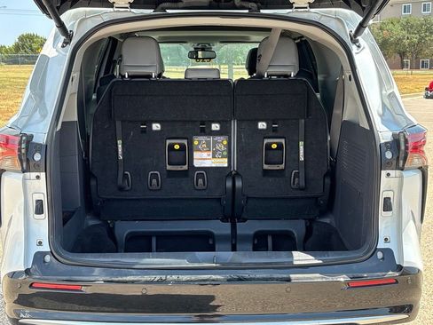 Certified 2023 Toyota Sienna Limited FWD image 6