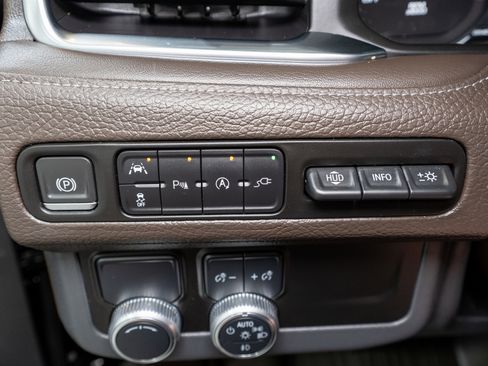 Used 2021 GMC Yukon Denali w/ Denali Premium Package RWD image 32