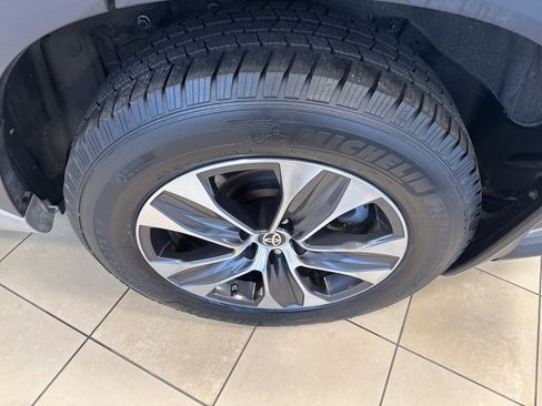 Used 2020 Toyota Highlander XLE image 10