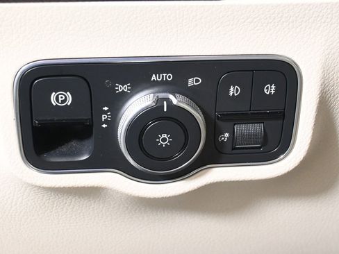 Used 2021 Mercedes-Benz GLA 250 4MATIC image 26