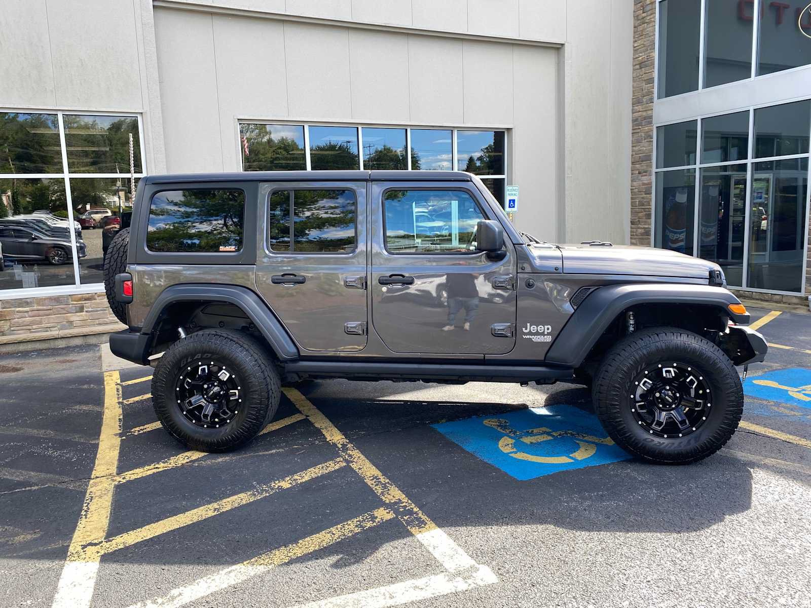 Used 2018 Jeep Wrangler Unlimited Sport S AWD/4WD image 14