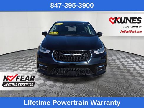 Used 2024 Chrysler Pacifica Touring-L FWD image 2