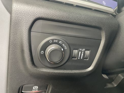 Used 2023 Jeep Grand Cherokee Laredo w/ Luxury Tech Group I AWD/4WD image 18