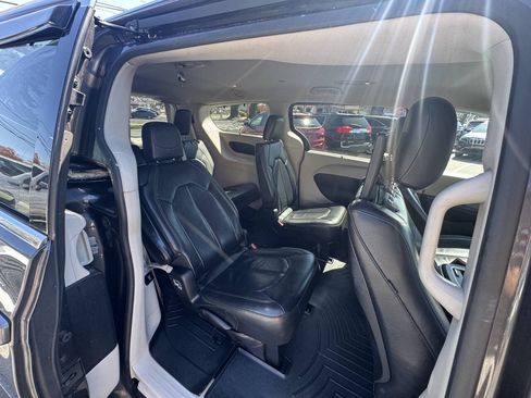 Used 2017 Chrysler Pacifica Touring-L Plus w/ Advanced Safetytec Group FWD image 27
