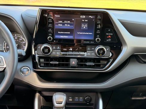 Used 2022 Toyota Highlander XLE image 25