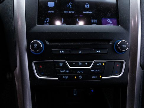 Used 2018 Ford Fusion SE w/ Fusion SE Technology Package FWD image 20