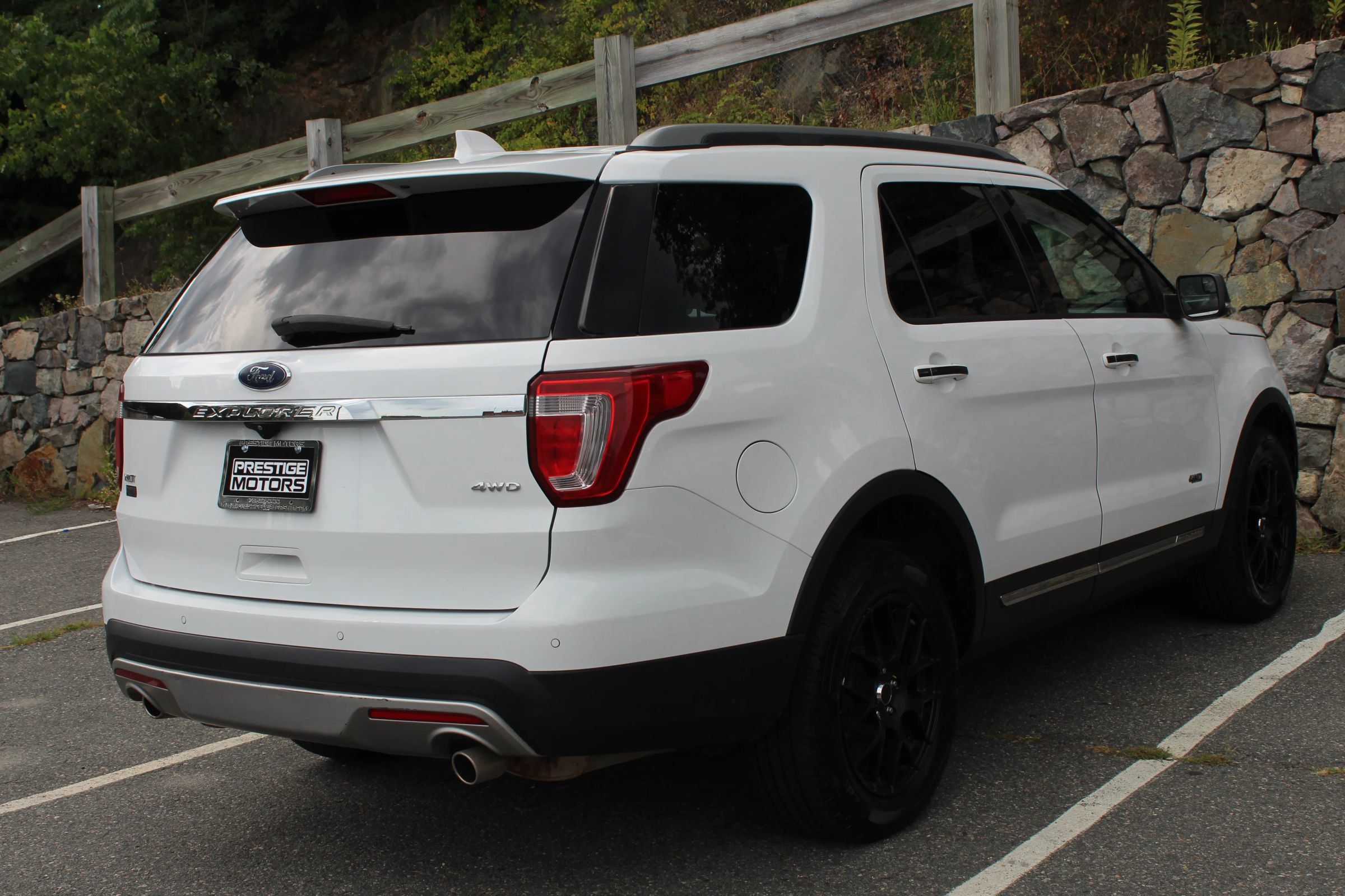 Used 2017 Ford Explorer XLT w/ Equipment Group 202A AWD/4WD image 9