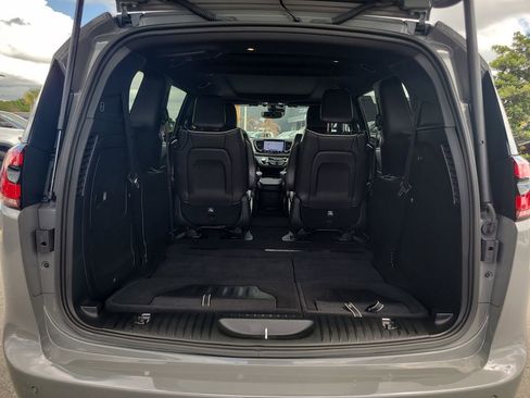 Certified 2025 Chrysler Pacifica Premium FWD image 9