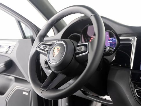 Certified 2026 Porsche Macan AWD/4WD image 33