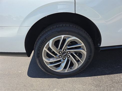 New 2025 Lincoln Navigator Reserve image 9