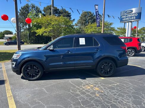 Used 2017 Ford Explorer XLT w/ Equipment Group 202A FWD image 4