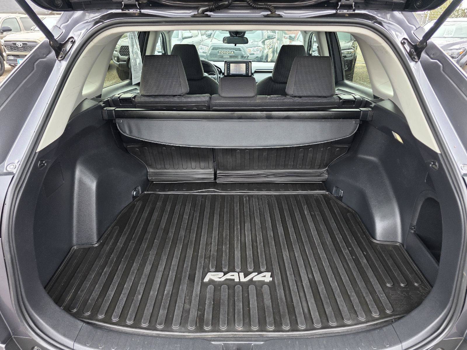 Used 2022 Toyota RAV4 LE AWD/4WD image 13