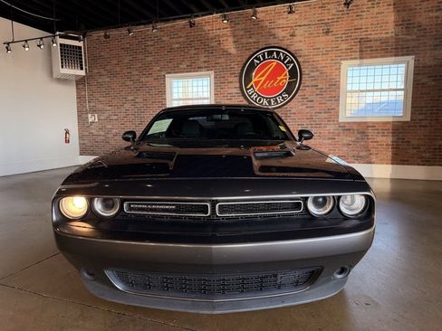 Used 2018 Dodge Challenger SXT image 3