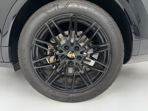 Certified 2024 Porsche Cayenne AWD/4WD image 11