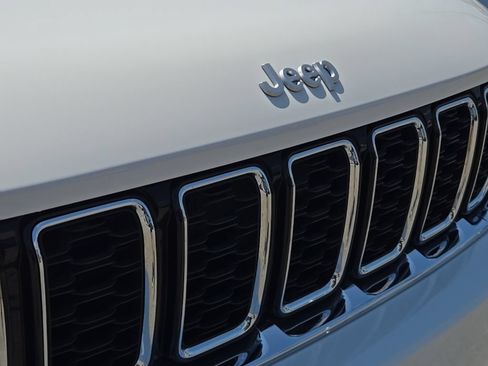 Certified 2025 Jeep Grand Cherokee Limited AWD/4WD image 5