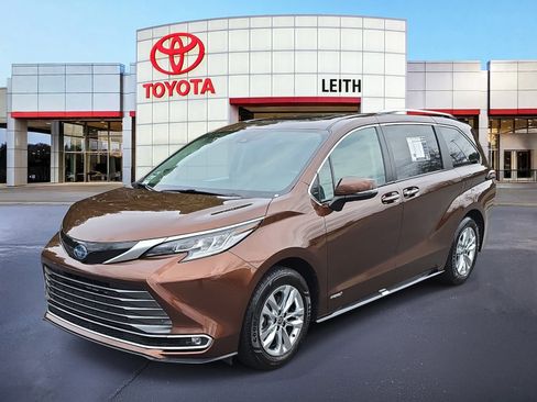 Used 2021 Toyota Sienna Limited image 1