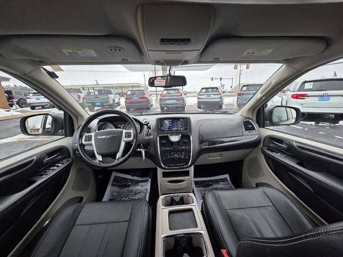 Used 2016 Chrysler Town & Country Touring image 10