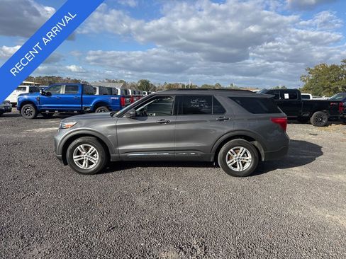 Used 2023 Ford Explorer XLT image 2