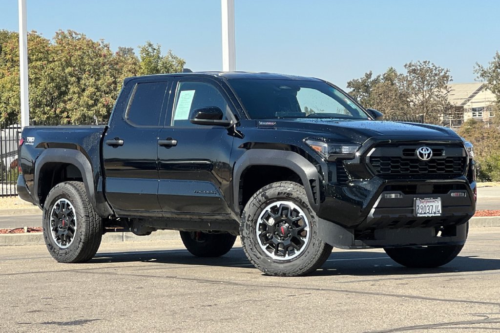 Certified 2025 Toyota Tacoma TRD Off-Road AWD/4WD image 2