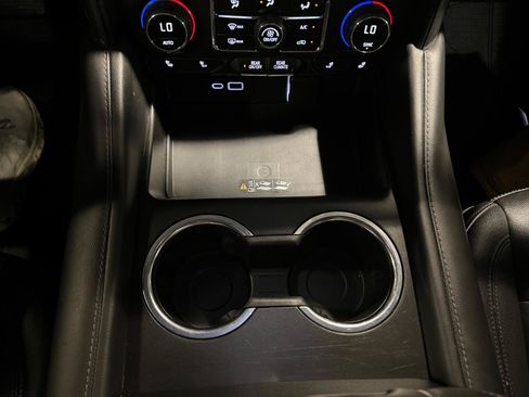 Used 2022 Chevrolet Tahoe Z71 w/ Luxury Package AWD/4WD image 19