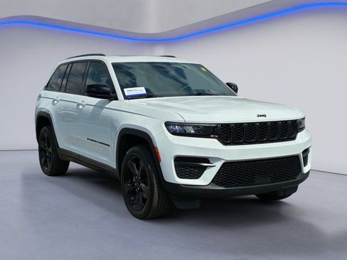 Used 2024 Jeep Grand Cherokee Altitude RWD image 5
