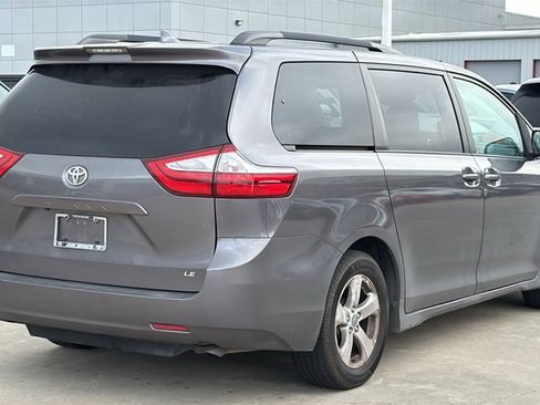 Used 2018 Toyota Sienna LE image 3