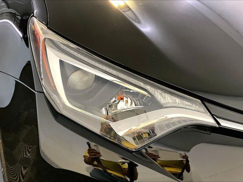 Used 2018 Toyota RAV4 XLE AWD/4WD image 27