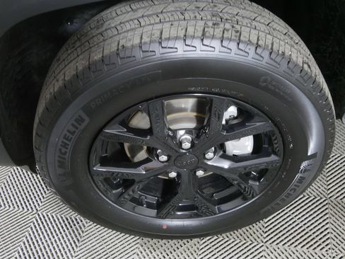 Used 2025 Jeep Grand Cherokee Altitude AWD/4WD image 10