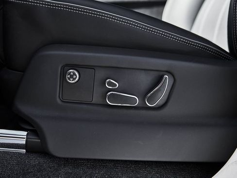 Used 2025 Bentley Bentayga AWD/4WD image 36