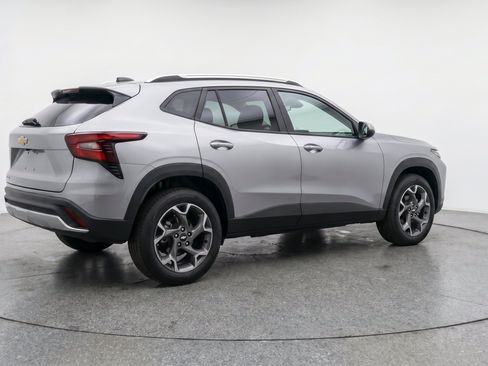Used 2025 Chevrolet Trax LT w/ LT Convenience Package FWD image 9